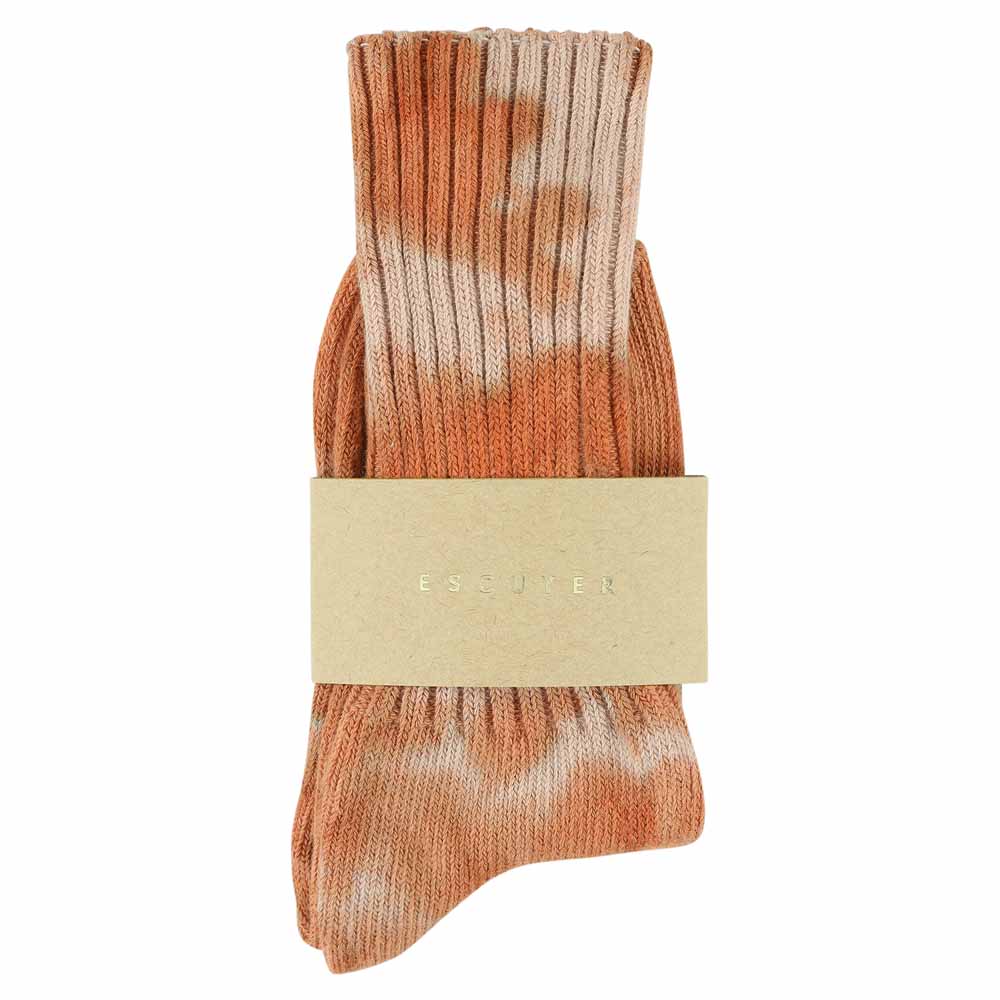 One-of-a-kind women's tie dye crew socks in rust and pink, hand-dyed, made in Portugal by Escuyer