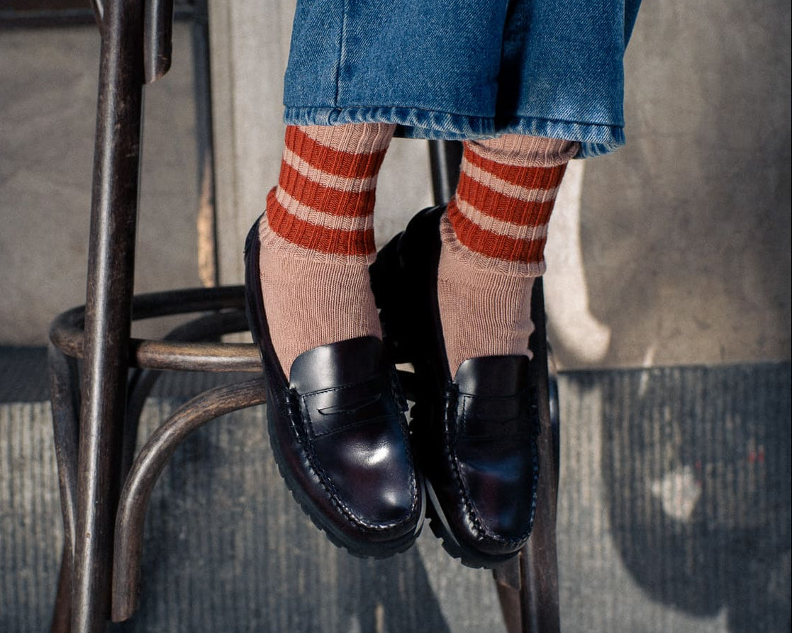 Women Pink-Brick socks made of cotton and produced in Portugal wearing classic shoes 